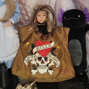 Ed Hardy Lg Tote & Toothbrush Set